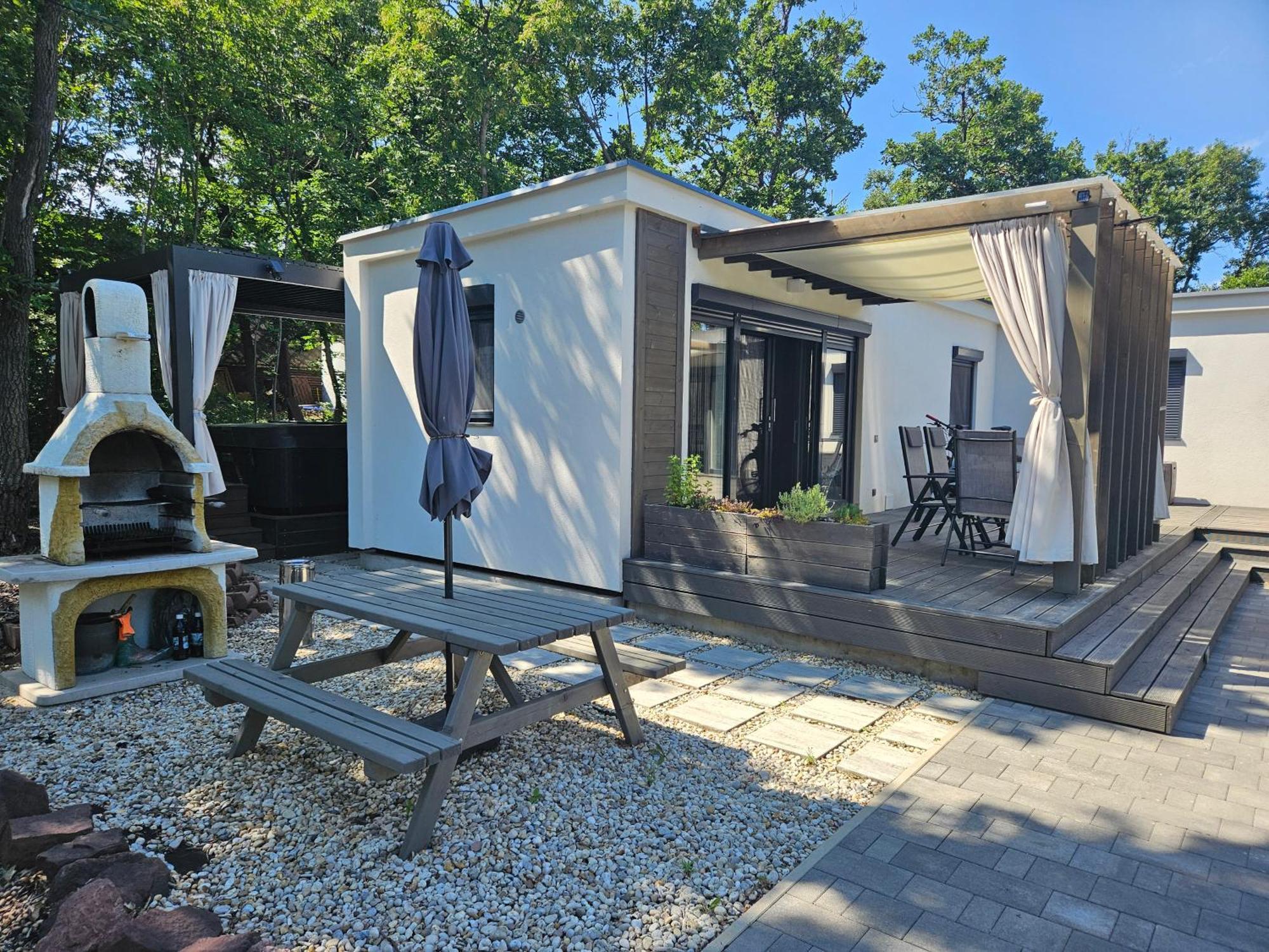 Bowery Guest Houses - Arnyas Vendeghazak Balatonalmádi المظهر الخارجي الصورة